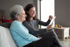 Cómo elegir una cuidadora confiable para un adulto mayor